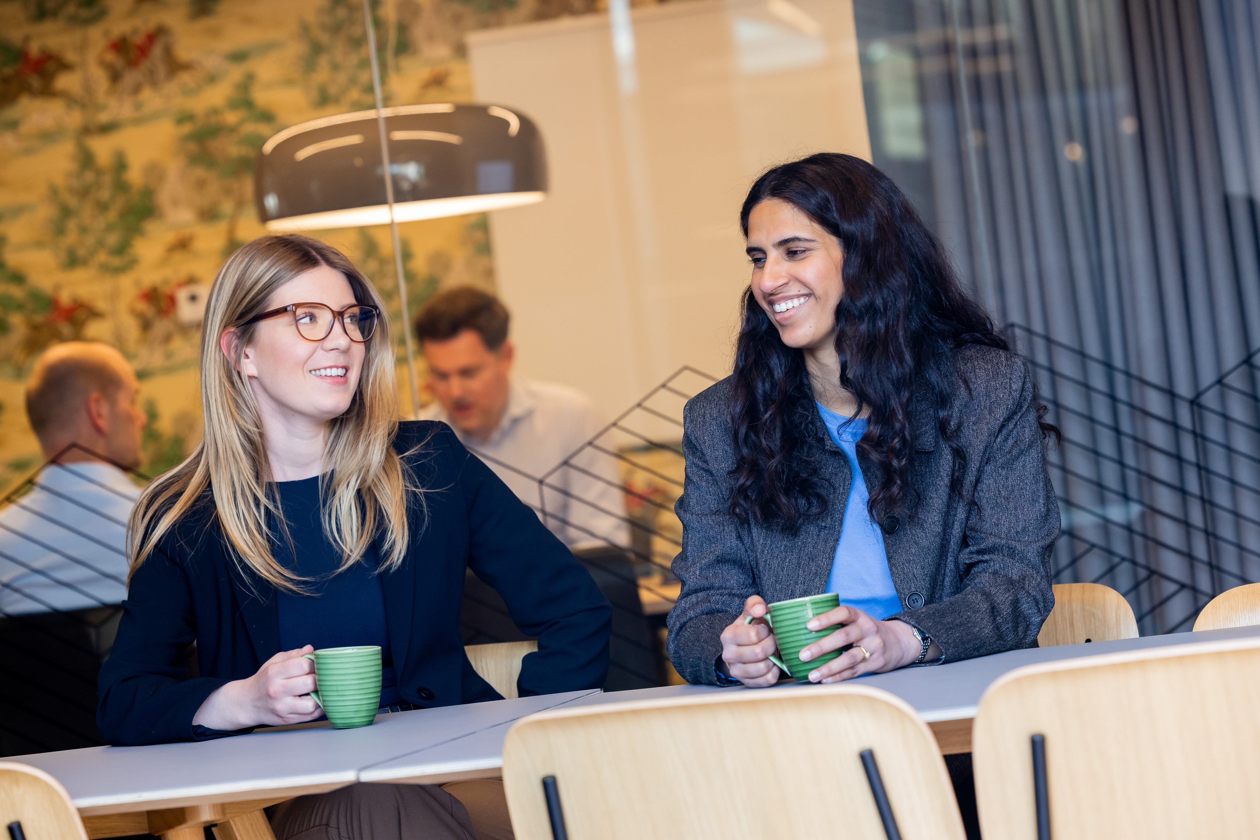 To damer snakker sammen over kaffe.jpg