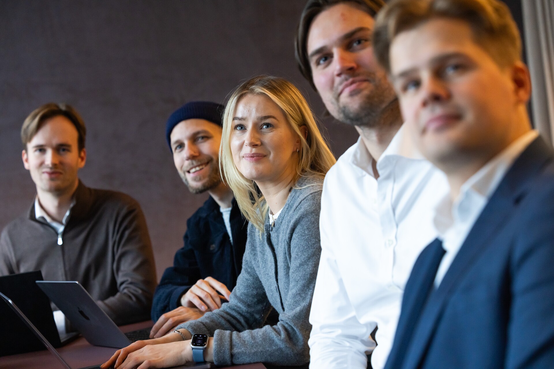 gruppe mennesker som sitter samlet i et mote.jpg